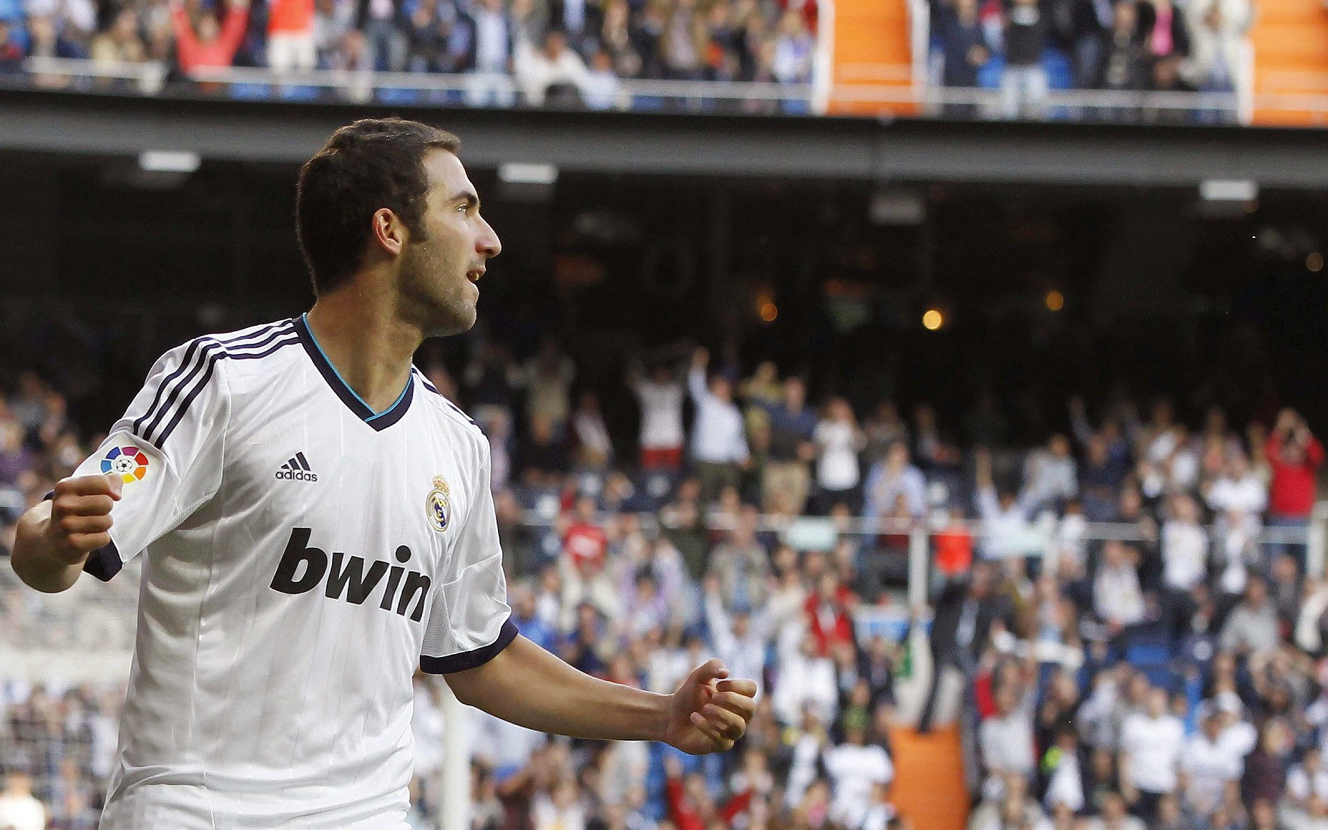 2018年季后赛：库里在与火箭的系列赛中投中史上最长距离的三分球，震撼全场！